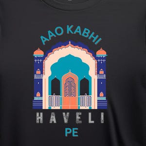 Può includere: Una maglietta nera con una grafica colorata di un arco ornamentale con il testo "Aao Kabhi Haveli Pe" in blu e grigio.