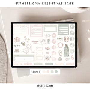 Op de afbeelding: Een digitale fitnessplanner in saliegroen, met secties voor het volgen van trainingen, maaltijdplanning en oefenillustraties. De planner bevat incheckgebieden, voedingsrichtlijnen en doelstellingen, met een kleurenpalet van salie, roze en neutrale tinten. De tekst "Fitness Gym Essentials Sage" staat bovenaan.