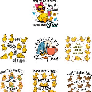 Puede incluir: Una colección de diseños caprichosos con temática de patos. Un diseño presenta un pato amarillo con gafas de sol y un lazo rosa, sosteniendo una bebida. Otros diseños incluyen texto como "Most definitely not all in a row" y "Too tired for this."