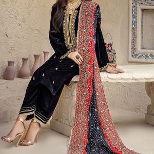 black dress with red dupatta Black Dress With Red Dupatta