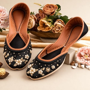 Black Embroidered Khussa Flats | Handmade Pakistani Jutti | Pearl & Gold Bridal Shoes | Ethnic Wedding Footwear | Eid Party Flats afbeelding 1