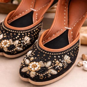 Black Embroidered Khussa Flats | Handmade Pakistani Jutti | Pearl & Gold Bridal Shoes | Ethnic Wedding Footwear | Eid Party Flats afbeelding 3