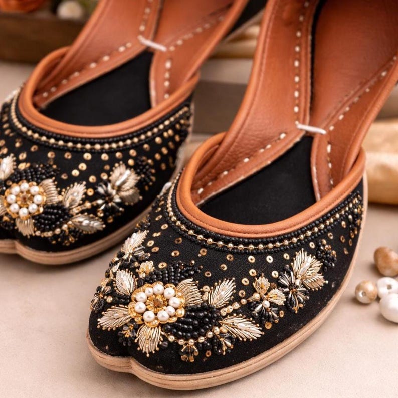 Black Embroidered Khussa Flats | Handmade Pakistani Jutti | Pearl & Gold Bridal Shoes | Ethnic Wedding Footwear | Eid Party Flats afbeelding 3