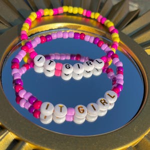 Pulseira It Girl | Pulseira com miçangas, Pulseira com letras e contas, Pulseira estilo Y2K, Rosa, Roxo, Pulseira com miçangas, Contas com letras