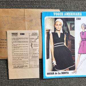Puede incluir: Patr&oacute;n de costura Vogue Americana n&uacute;mero 2368 para un vestido sin mangas con escote en V. El patr&oacute;n est&aacute; dise&ntilde;ado por Oscar de la Renta.