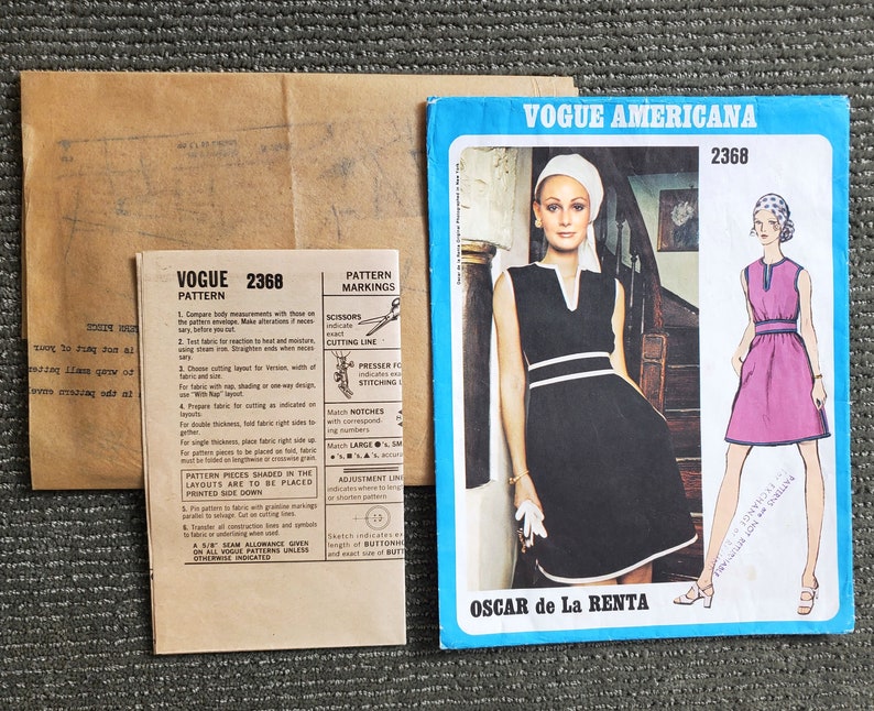 Puede incluir: Patr&oacute;n de costura Vogue Americana n&uacute;mero 2368 para un vestido sin mangas con escote en V. El patr&oacute;n est&aacute; dise&ntilde;ado por Oscar de la Renta.