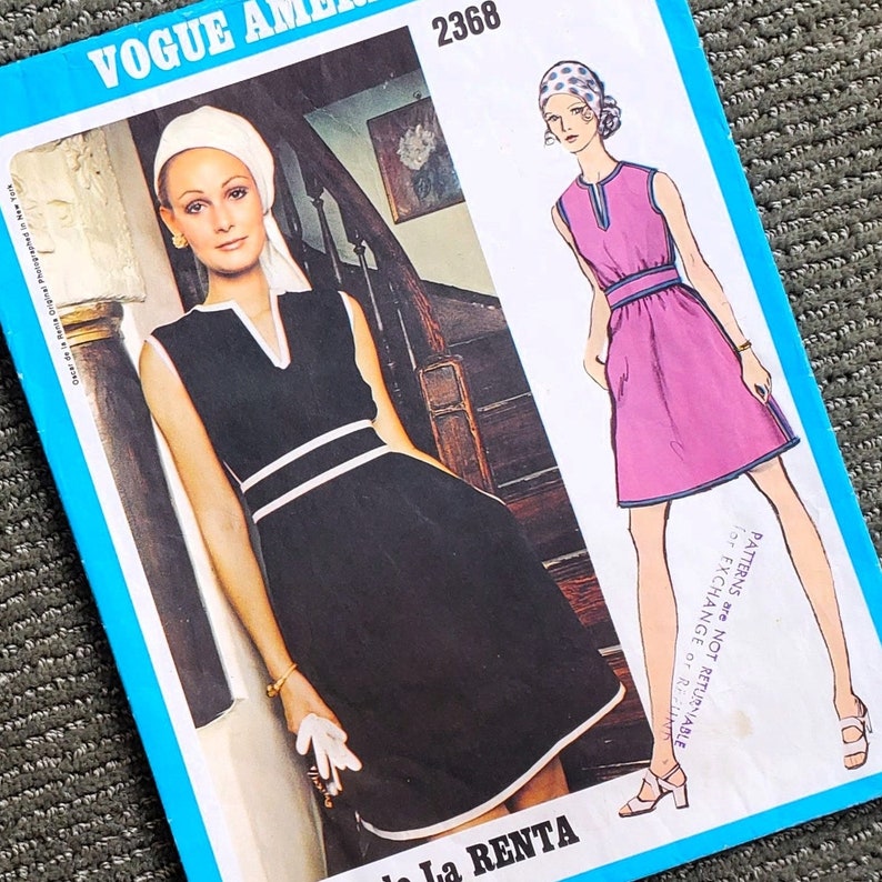 Puede incluir: Un patr&oacute;n de costura vintage de Vogue con dos mujeres que llevan vestidos sin mangas. El n&uacute;mero del patr&oacute;n es 2368. El texto "PATTERNS are NOT RETURNABLE or EXCHANGEABLE" est&aacute; impreso en la esquina inferior derecha del patr&oacute;n.