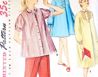 Op de afbeelding: Vintage naaipatroon voor een dames pyjamaset. Het patroon bevat een lang mouw shirt met een kraag en een broek. Het patroon is gedrukt op een witte achtergrond met rode en zwarte tekst. Het patroon is voor maat 12, borstomvang 30. Het patroon kost 35 cent.