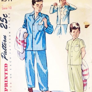 Puede incluir: Patrón de costura vintage para pijamas de niño. El patrón incluye dos estilos: uno con una parte superior y pantalones a rayas azul y blanco, y el otro con una parte superior y pantalones verdes sólidos. El patrón está impreso en un fondo blanco con texto rojo que dice "Printed Pattern 25c Each Pattern Piece Size 10".