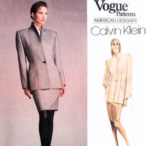 Puede incluir: Una mujer con un traje de tweed gris con una falda a juego y medias negras. El traje tiene un cierre de un solo botón y un cuello con muescas. La imagen también incluye un anuncio de Vogue Patterns para Calvin Klein.
