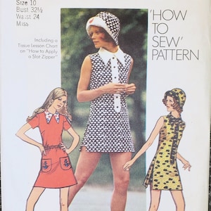 Może przedstawiać: Wzorzec szycia vintage do mini sukienki z tytułem 'Jak szyć'. Wzorzec zawiera trzy różne style sukienek z geometrycznymi wzorami w czerni i bieli, czerwieni i bieli oraz żółci i czerni. Wzorzec jest dla rozmiaru 10, biust 82,5 cm, talia 61 cm.