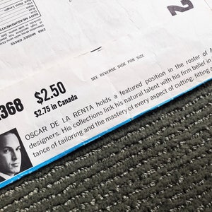 Puede incluir: Un primer plano de un sobre de patr&oacute;n de costura vintage con una foto de Oscar de la Renta. El n&uacute;mero del patr&oacute;n es 2368 y el precio es de $ 2,50. El texto dice "Oscar de la Renta ocupa una posici&oacute;n destacada en la lista de dise&ntilde;adores estadounidenses. Sus colecciones unen su talento natural con su firme creencia en la importancia de la sastrer&iacute;a y el dominio de todos los aspectos del corte, el ajuste y la forma."