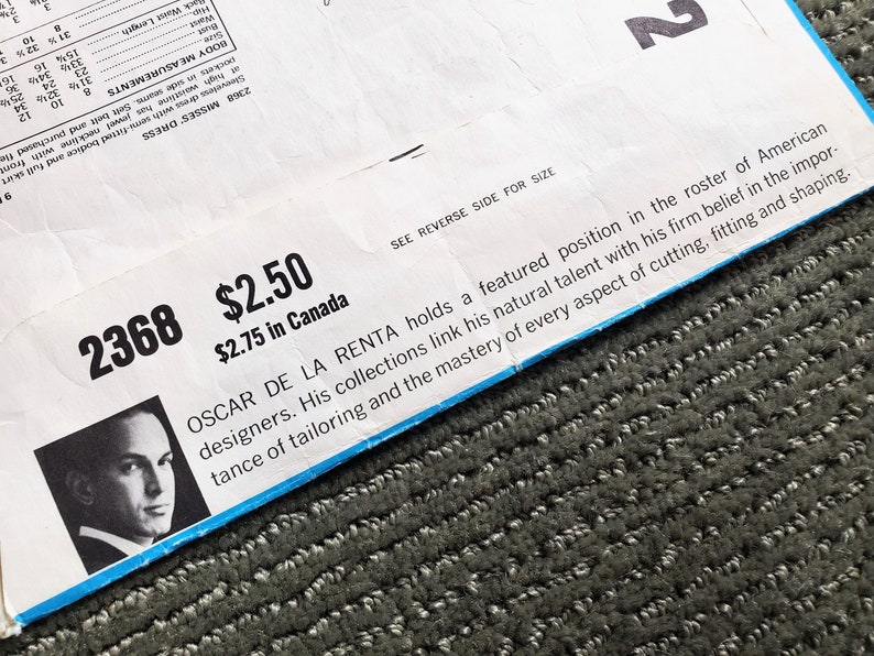 Puede incluir: Un primer plano de un sobre de patr&oacute;n de costura vintage con una foto de Oscar de la Renta. El n&uacute;mero del patr&oacute;n es 2368 y el precio es de $ 2,50. El texto dice "Oscar de la Renta ocupa una posici&oacute;n destacada en la lista de dise&ntilde;adores estadounidenses. Sus colecciones unen su talento natural con su firme creencia en la importancia de la sastrer&iacute;a y el dominio de todos los aspectos del corte, el ajuste y la forma."