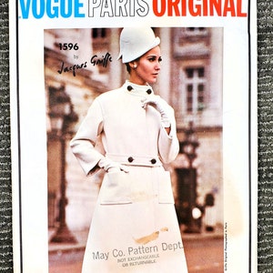 Może przedstawiać: Wzorzec szycia vintage Vogue Paris Original na biały płaszcz i sp&oacute;dnicę, zaprojektowany przez Jacquesa Griffe. Numer wzorca to 1596. Wz&oacute;r nie podlega wymianie ani zwrotowi.