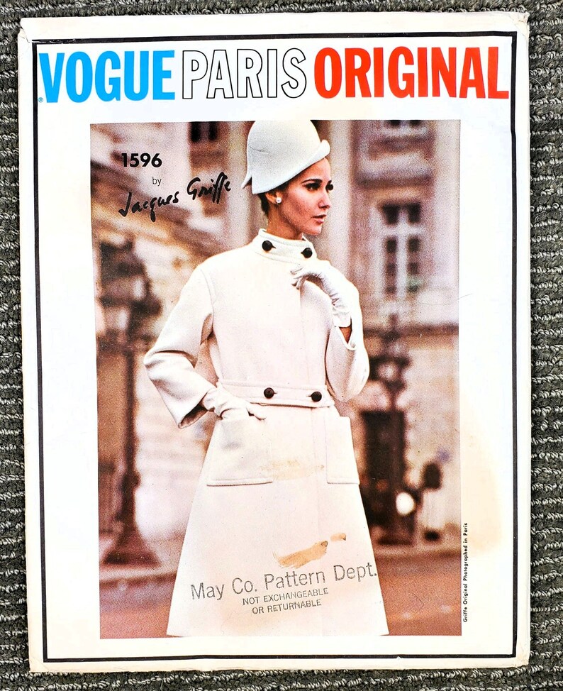 Może przedstawiać: Wzorzec szycia vintage Vogue Paris Original na biały płaszcz i sp&oacute;dnicę, zaprojektowany przez Jacquesa Griffe. Numer wzorca to 1596. Wz&oacute;r nie podlega wymianie ani zwrotowi.