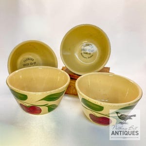 Puede incluir: Cuatro cuencos antiguos de cerámica amarilla. Dos cuencos presentan un diseño de hojas verdes y cerezas rojas. Los otros dos cuencos tienen el texto "Farmers Union Co-Op". Un juego de utensilios de cocina vintage.