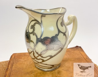 アンティーク アールヌーボー レノックス シルバーオーバーレイ クリーマー、磁器製、「EJ」のイニシャル入り、1910年頃