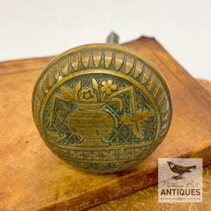 Antik viktoriansk Arts & Crafts-stil massiv brons kupolformad dörrknopp, broken leaf-design, ca 1880