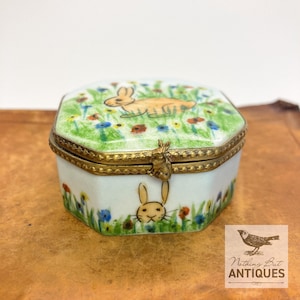 boîte à bijoux vintage lapin de Limoges, peinte à la main et signée avec loquet lapin, env. Années 60