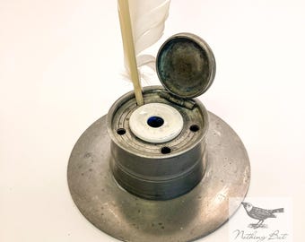 インク壺　ビンテージ／骨董品　金属製（ピューター？）　日本製 幅広の底面を持つピューターメッキのインク壺（羽根ペンとインク