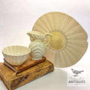 Plato para pastel Belleek irlandés vintage con forma de trébol Neptuno, con doble capa de crema y azúcar, juego de 3, ca. 1955-1980
