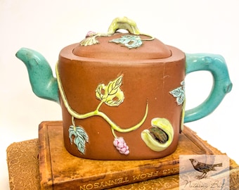 Teiera antica in argilla di Yixing, epoca edoardiana, con smalto colorato raffigurante tre amici invernali, circa 1910.