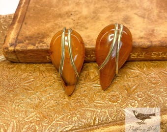 Antiche mollette per abiti in bachelite intagliate a mano in stile Art Déco, color radice di sarsaparilla e caramello, set grande da 2 pezzi, circa anni '30.