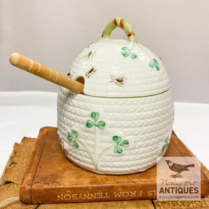 Vintage Belleek Shamrock-mandweave bijenpot, met deksel en lepel, 6e merk, ca. 1965 - 80