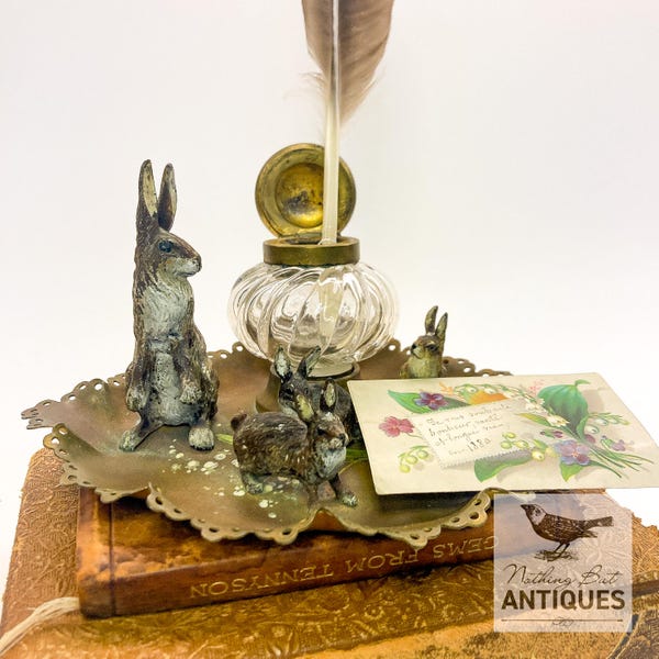 RZADKIE antyczne, malowane na zimno, brązowe króliczki z mosiężnym i szklanym kałamarzem, wkładką, piórem i notatką, ok. 1880-1910 r.
