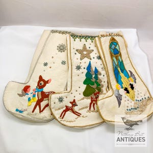 Vintage Bucilla Julstrumpor Modern Elfenbensfärgad 4-sidig, Broderad och Pärlbesatt, Säljs Separat, ca 1950-60-tal