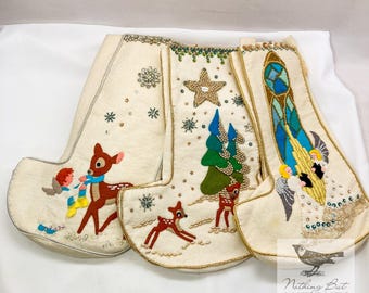 Vintage Bucilla Julstrumpor Modern Elfenbensfärgad 4-sidig, Broderad och Pärlbesatt, Säljs Separat, ca 1950-60-tal
