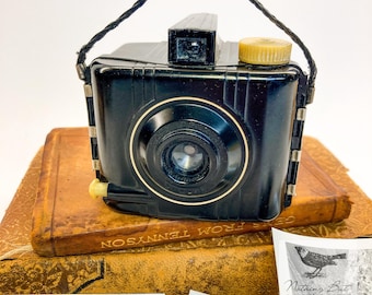 Cámara Eastman Kodak Baby Brownie Special vintage con correa de cuero y fotos de época, FUNCIONANDO, ca. 1930-50