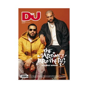 Puede incluir: Portada de la revista DJ Mag con dos hombres. Uno lleva una chaqueta con capucha amarilla y gafas de sol, el otro una chaqueta negra. El título es rojo y blanco, con el texto "The Martinez Brothers: A Family Affair" debajo.