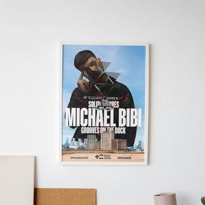 Puede incluir: Póster enmarcado con un retrato fragmentado y el texto "MICHAEL BIBI GROOVES ON THE DOCK". La persona lleva una camisa negra y roja con estampado floral. El fondo muestra un paisaje urbano y cielo azul. Texto adicional.