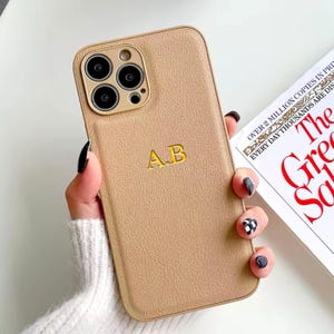 Gepersonaliseerde minimalistische leren telefoonhoes, leren telefoonhoes met aangepaste naam – Strak accessoire voor haar, minimalistisch ontwerp