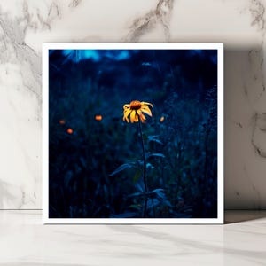 Carte Fleur Jaune, Carte Florale Sombre, Carte Botanique Élégante, Carte Nature Sauvage, Carte Artistique Florale