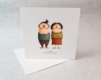 Puede incluir: Tarjeta de felicitación blanca con una ilustración de dibujos animados de una pareja con gafas. El hombre lleva una chaqueta verde y pantalones marrones, la mujer una chaqueta marrón y una falda roja. Las palabras "HAPPY ANNIVERSARY" están impresas debajo de la pareja.