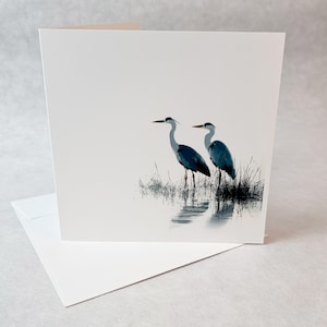Carte de souhaits deux hérons au bord de l’eau illustration nature calme et minimaliste ambiance paisible pour toute occasion sereine