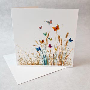 Carte de souhaits champ de blé et papillons colorés illustration légère et poétique nature florale minimaliste pour toute occasion douce