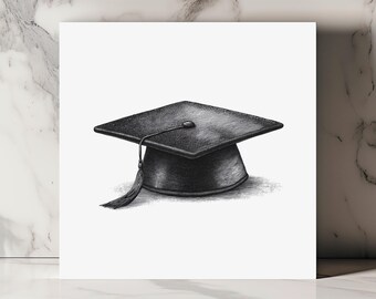 Puede incluir: Ilustración en blanco y negro de un birrete de graduación, con una parte superior cuadrada y una borla colgante. El birrete se encuentra sobre un fondo blanco, con una superficie marmórea en el fondo.
