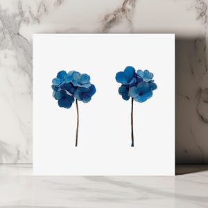Blauwe hortensia-wenskaart, kaart met elegante bloemen, minimalistische botanische kaart, jubileumkaart