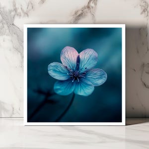 Carte Florale Bleue Douce, Carte Fleur Délicate, Carte Botanique Pastel, Carte Élégante Nature, Carte Artistique Florale