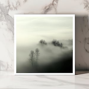 Tarjeta de felicitación con bosque brumoso Tarjeta de naturaleza minimalista Tarjeta con paisaje tranquilo Tarjeta con escena de árbol brumoso Tarjeta de arte tranquilo