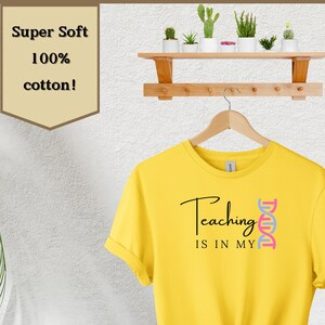 Der Unterricht ist in meiner DNA Unisex T-Shirt für Sie und Ihn, Zurück zur Schule, Geschenk für den Lehrer, Geschenk für den schnellen Lehrer, Geschenk für das Leben des Lehrers