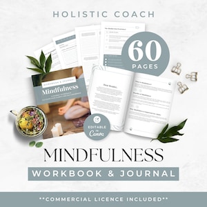 Puede incluir: Un cuaderno de trabajo y diario de mindfulness de 60 páginas con una portada gris y el texto "Mindfulness Workbook & Journal" y "HOLISTIC COACH" en blanco. El diario está abierto en una página con el texto "Estimado lector" y "¿Qué es la atención plena?" El diario está sobre una superficie blanca con una taza de té, velas y hojas verdes.