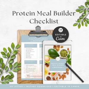 Op de afbeelding: Een Protein Meal Builder Checklist op een houten klembord naast een tablet die een digitale versie van hetzelfde maaltijdplan toont. De tablet is voorzien van een zwarte stylus en een ronde badge met de tekst Editable in Canva.