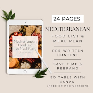 Op de afbeelding: Een digitale tablet met een mockup van een 24-pagina's tellende Mediterrane voedsellijst en maaltijdplan. De tekst "Bewerkbaar met Canva (gratis of pro-versie)" wordt onder de tablet weergegeven.