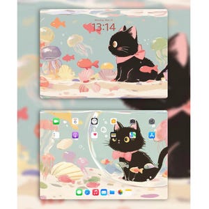 以下が含まれることがあります： ピンクのリボンをつけた黒い猫が、カラフルな魚とクラゲの入った水槽の中に座っています。背景は薄い青色で、デジタル時計には「月曜日、5月20日、13:14」と表示されています。
