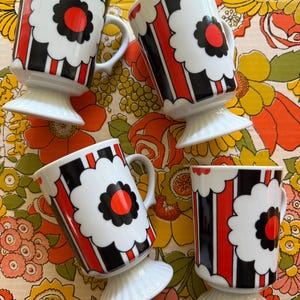 Vintage Mod Flower Power Mug Set
