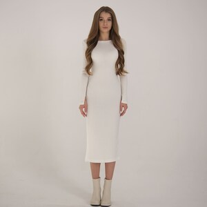 Maxi-Kleid, weißes geripptes Langarm-Kleid mit tiefem Seitenschlitz, Abend-minimalistisches offenes Schulter-Kleid für Frauen, Formales Bleistift-Bodycon-Kleid Bild 6
